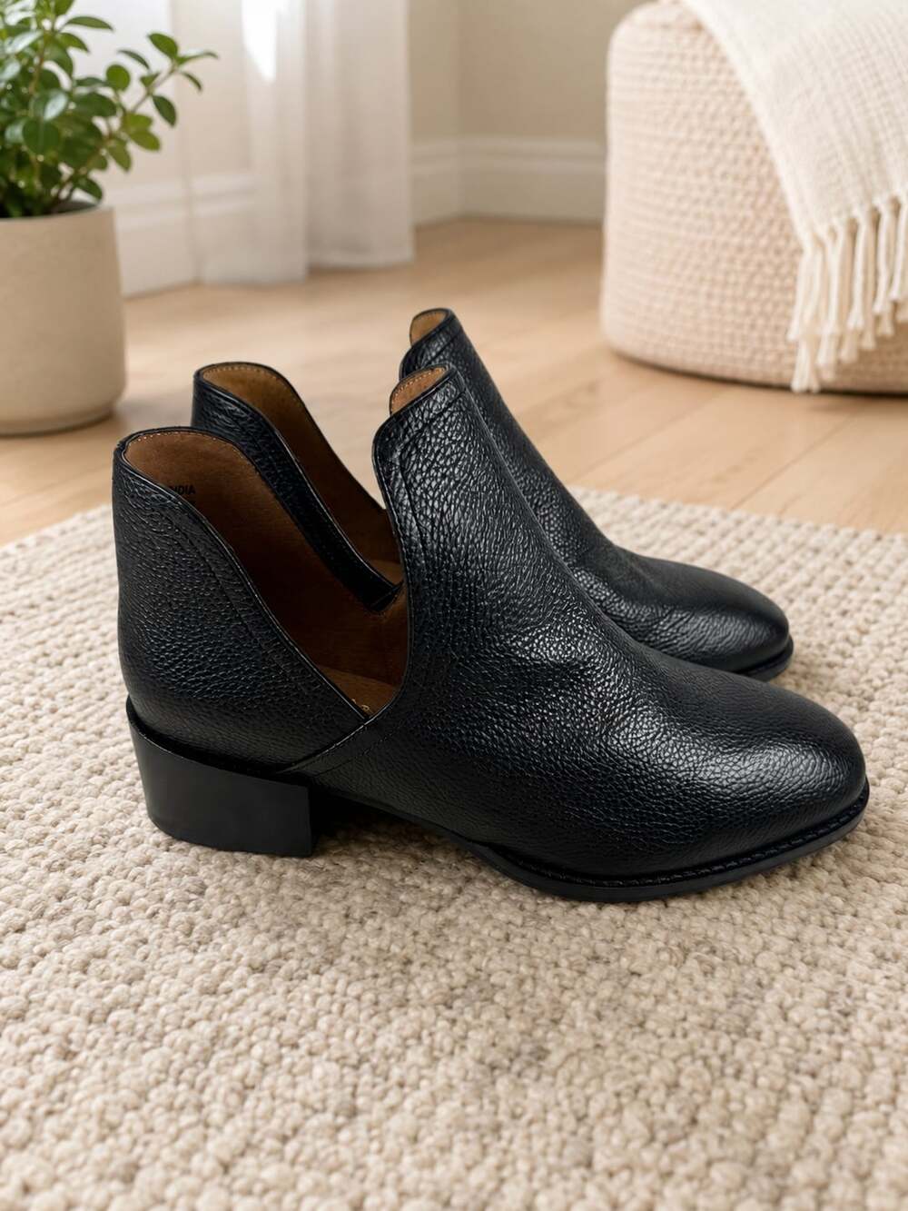 Seychelles Black Leather Side Cutout Ankle Booties Block Heel Women’s Size 7